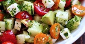 Cette délicieuse salade dégonfle le ventre et nettoie l’organisme (recette)