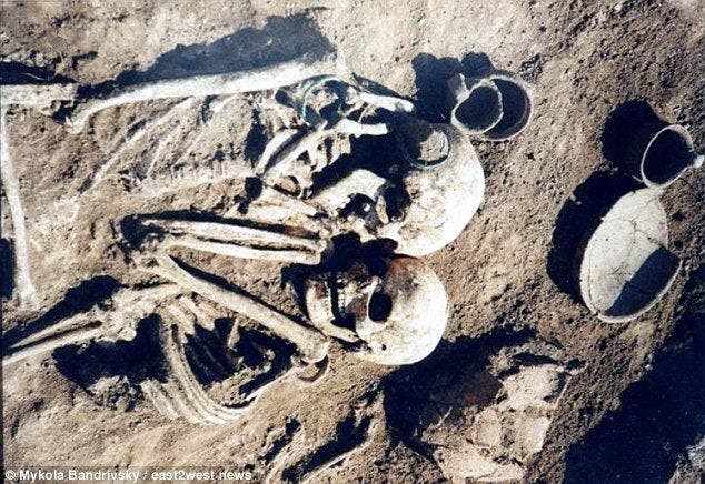 Cette femme a choisi d'être enterrée vivante avec son mari pour rester auprès de lui pour l'éternité