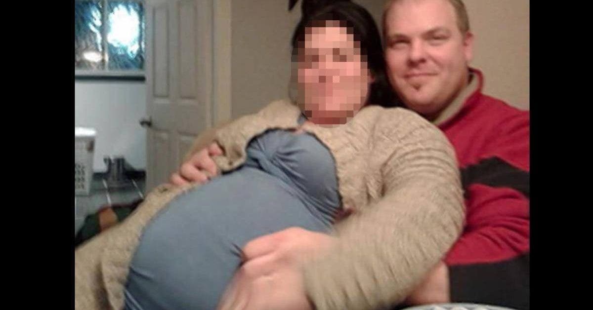 Cette femme affirme avoir 5 bébés dans son ventre – puis les médecins découvrent l'horrible mensonge à la naissance
