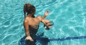 Cette femme allaite les seins nus dans une piscine et ses magnifiques photos font le tour du mondeCette femme allaite les seins nus dans une piscine et ses magnifiques photos font le tour du monde