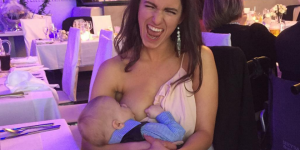 Cette femme allaite son bebe lors dun mariage et declenche un scandale 2