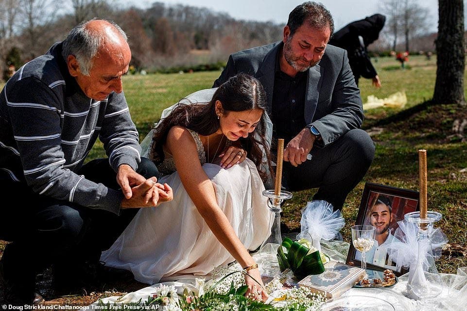 Cette femme pleure sur la tombe de son fiancé en robe de mariée