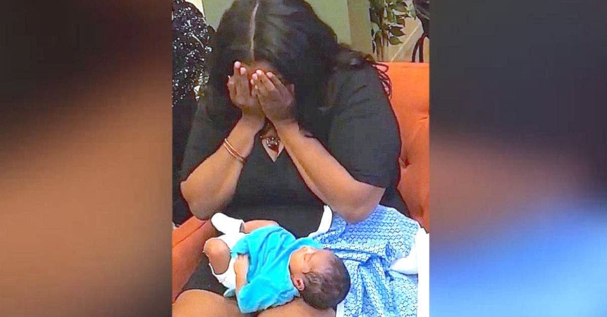 Cette femme reçoit la surprise de sa vie quand elle enlève le vêtement de son bébé