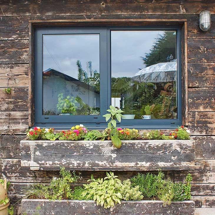 Esta jardinera es perfecta para plantar hierbas aromáticas, directamente debajo de la ventana de la cocina.