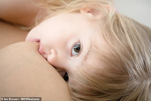 maman partage des photos d’elle pendant l’allaitement