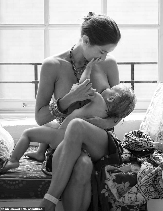 maman partage des photos d’elle pendant l’allaitement