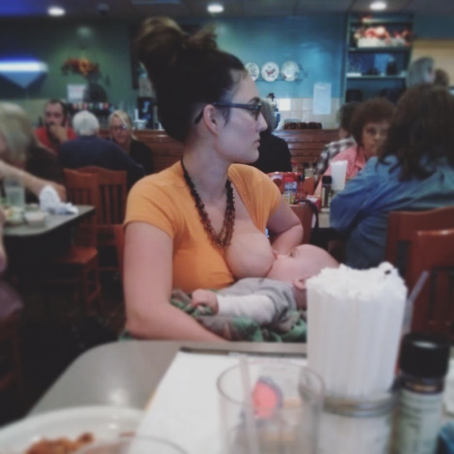 Cette maman publie une photo d’elle en train d’allaiter son bébé en public qui devient virale sur Facebook