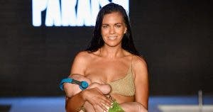 Cette mannequin allaite son bébé pendant un défilé de mode