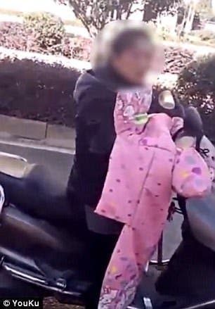 Cette mère attache son fils derrière un scooter et le traîne pour lui apprendre une leçon