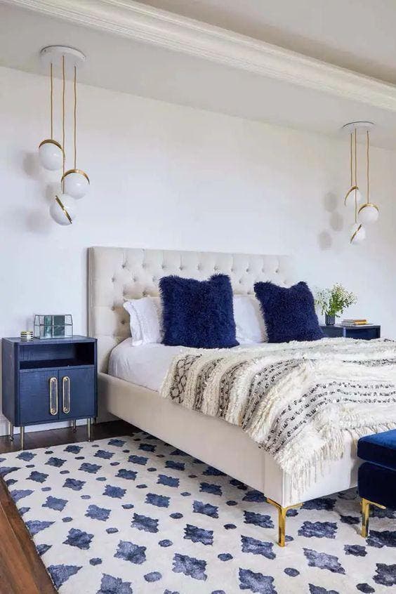 Dormitorio en azul marino y blanco.