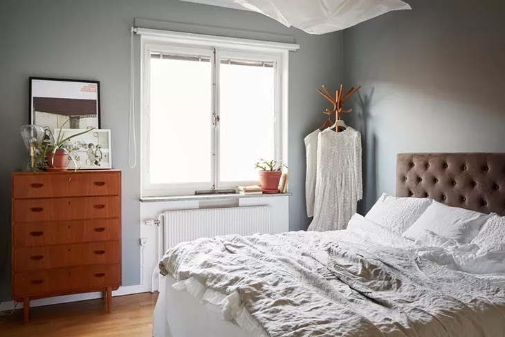 Dormitorio con perchero vintage