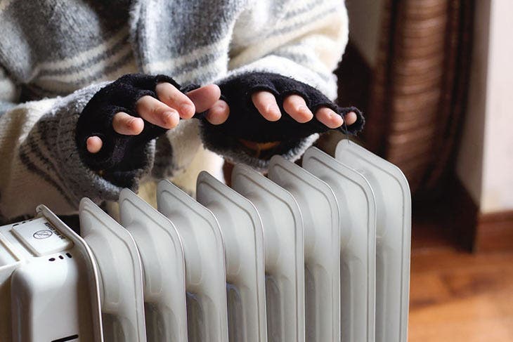 Chauffage des mains en hiver avec un radiateur 