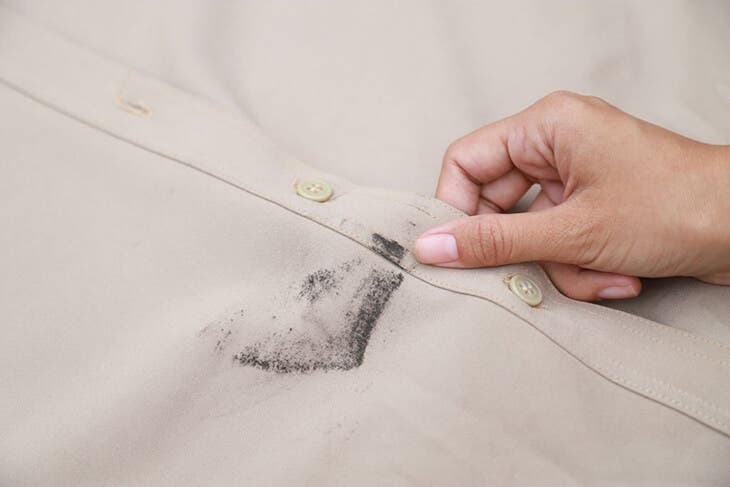 Comment utiliser le sucre pour laver les vêtements ? 2 chemise tachée