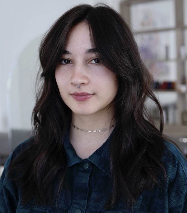 Cheveux longs noir avec une frange rideau longue Cheveux longs noir avec une frange rideau longue