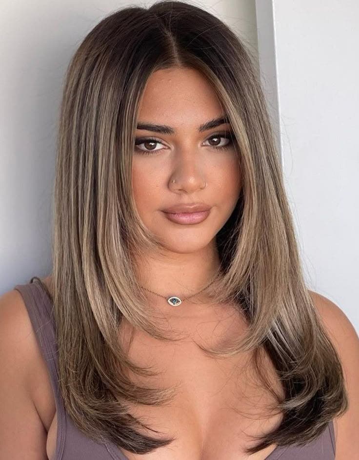 Cheveux longs vers le visage Cheveux longs vers le visage