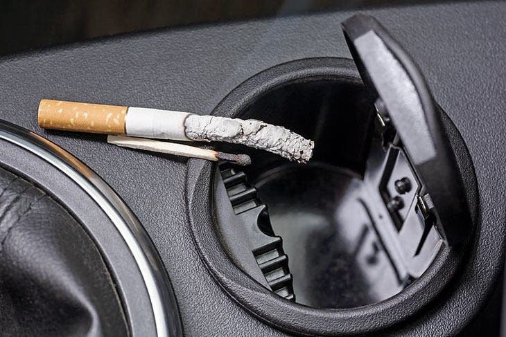 cigarrillo en el coche