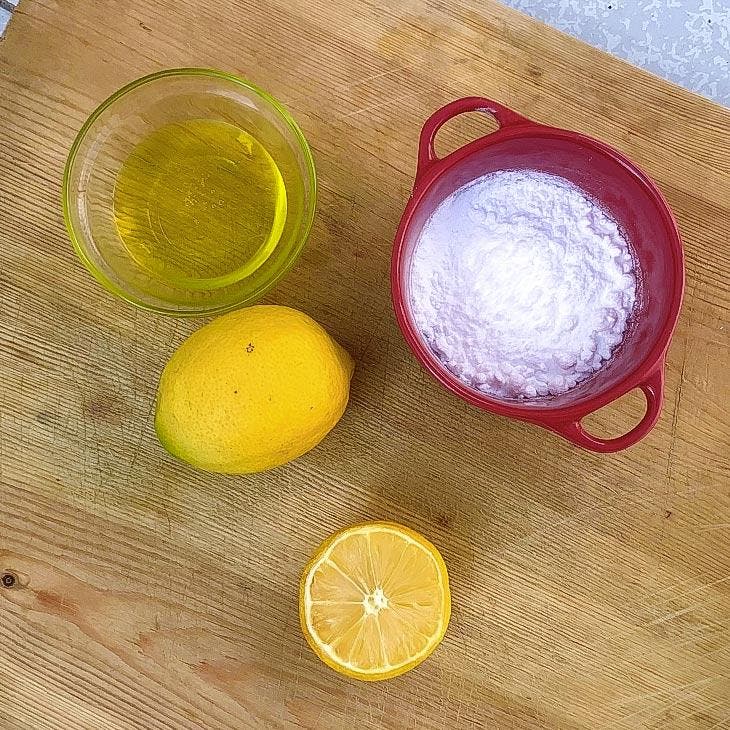 Limone, bicarbonato di sodio e aceto di sidro