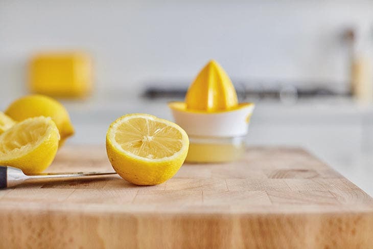 Bir kesme tahtası üzerinde limon