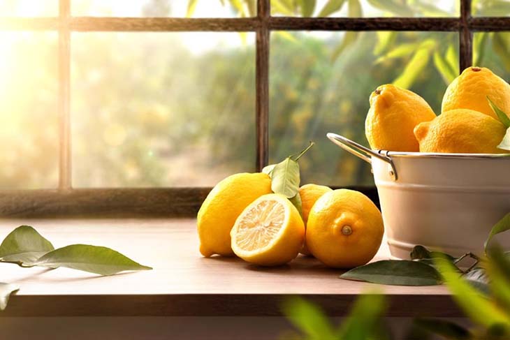 Limoni vicino a una finestra della cucina