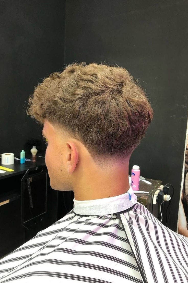 Coiffure Taper sur cheveux lisses châtain clair Coiffure Taper sur cheveux lisses châtain clair