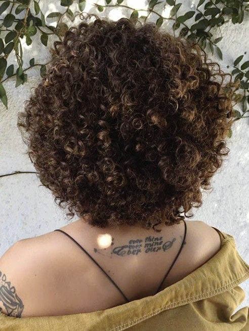 Coiffure avec boucles volumineuses Coiffure avec boucles volumineuses