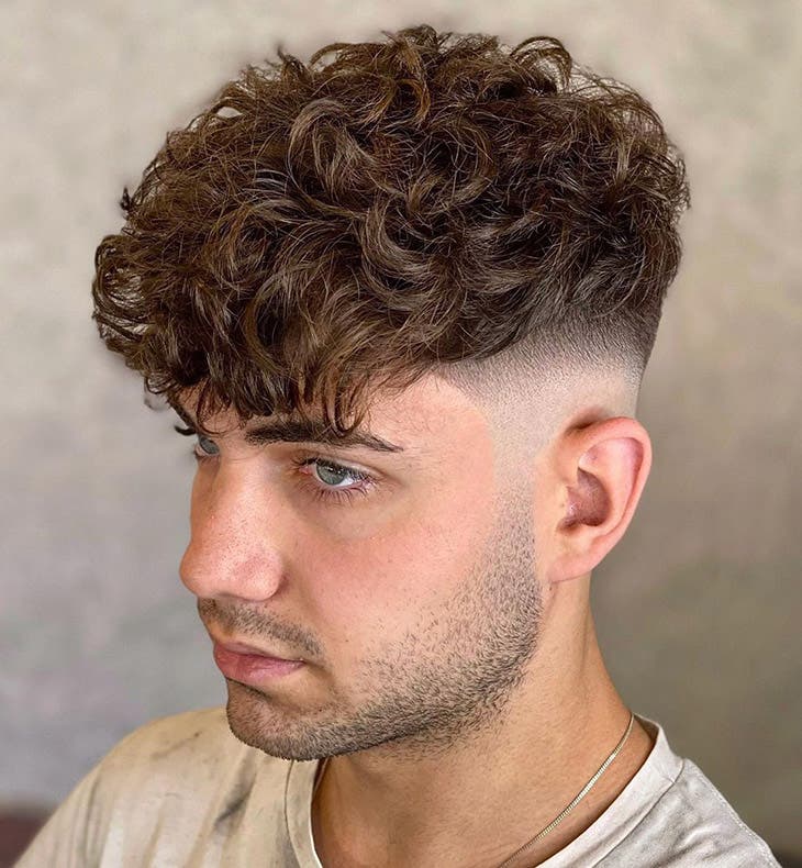 Coiffure mohawk avec dégradé aux tempes Coiffure mohawk avec dégradé aux tempes