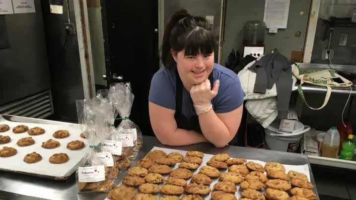 Collette Divitto produit des cookies aux pépites de chocolat