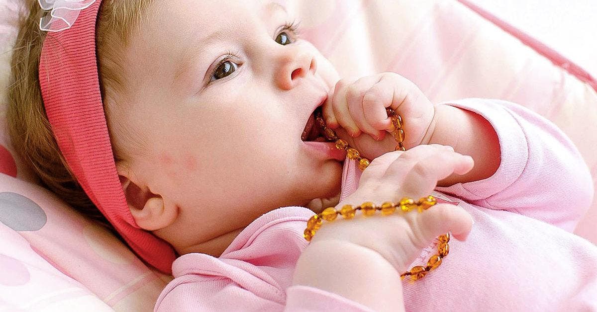 Le collier d'ambre quand bébé a mal aux dents : est-ce que ça marche ?