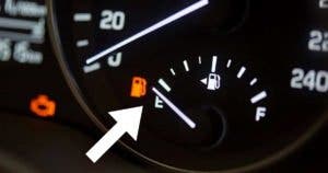 Combien de kilomètres pouvez-vous encore faire lorsque le voyant du carburant est allumé ?