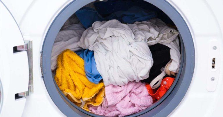 Combien de temps peut-on laisser ses vêtements mouillés dans la machine