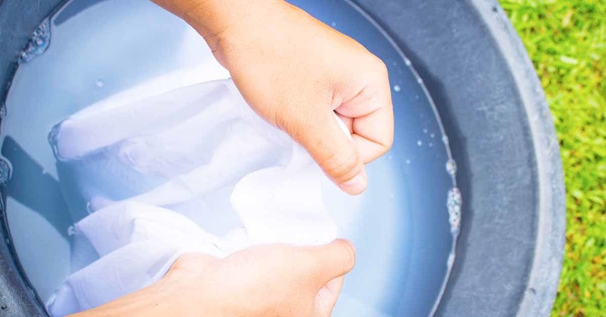 Comment avoir des vêtements étincelant de blancheur sans utiliser l’eau de javel 5 astuces simples et efficaces