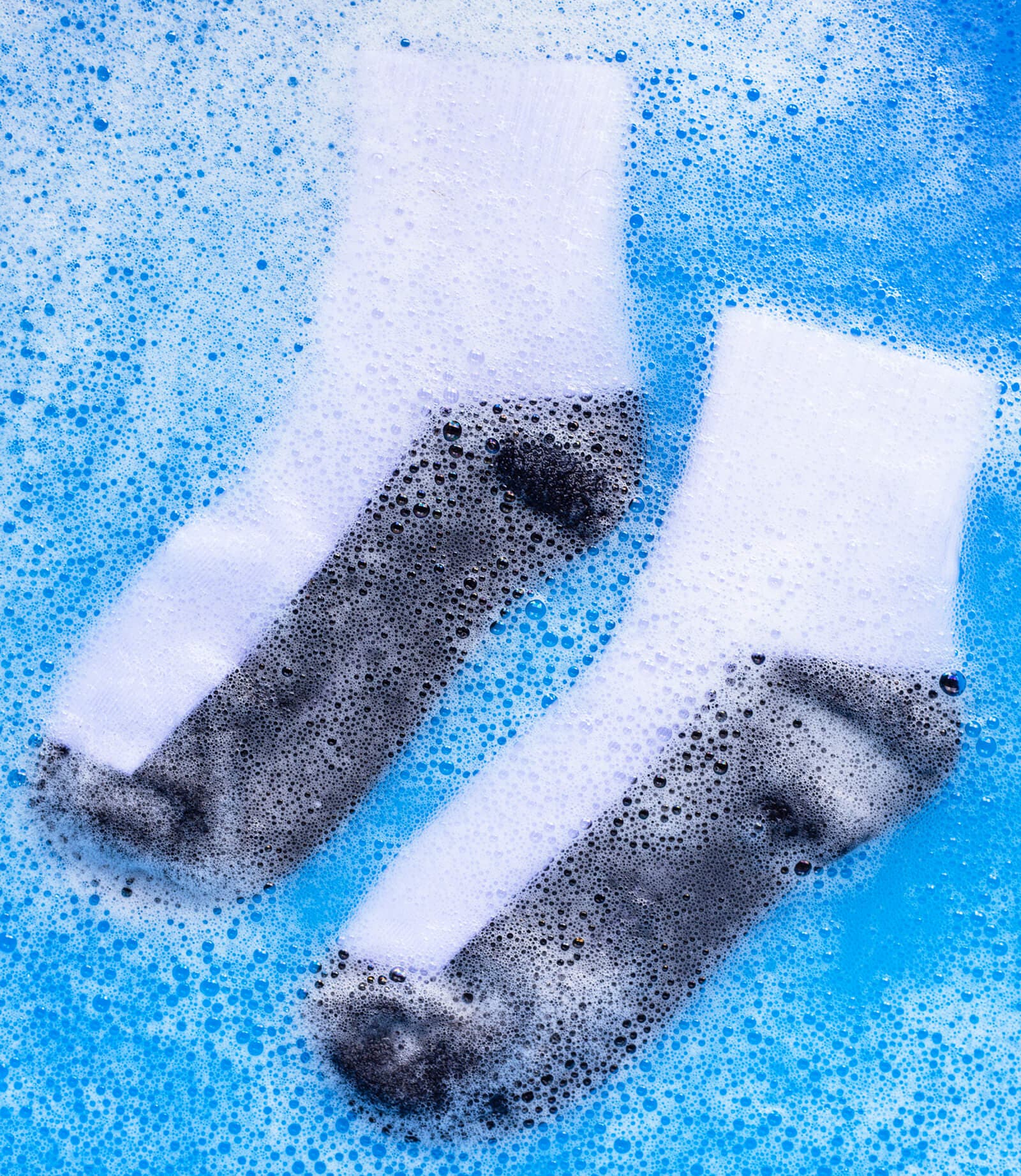 In Seifenlauge eingeweichte Socken