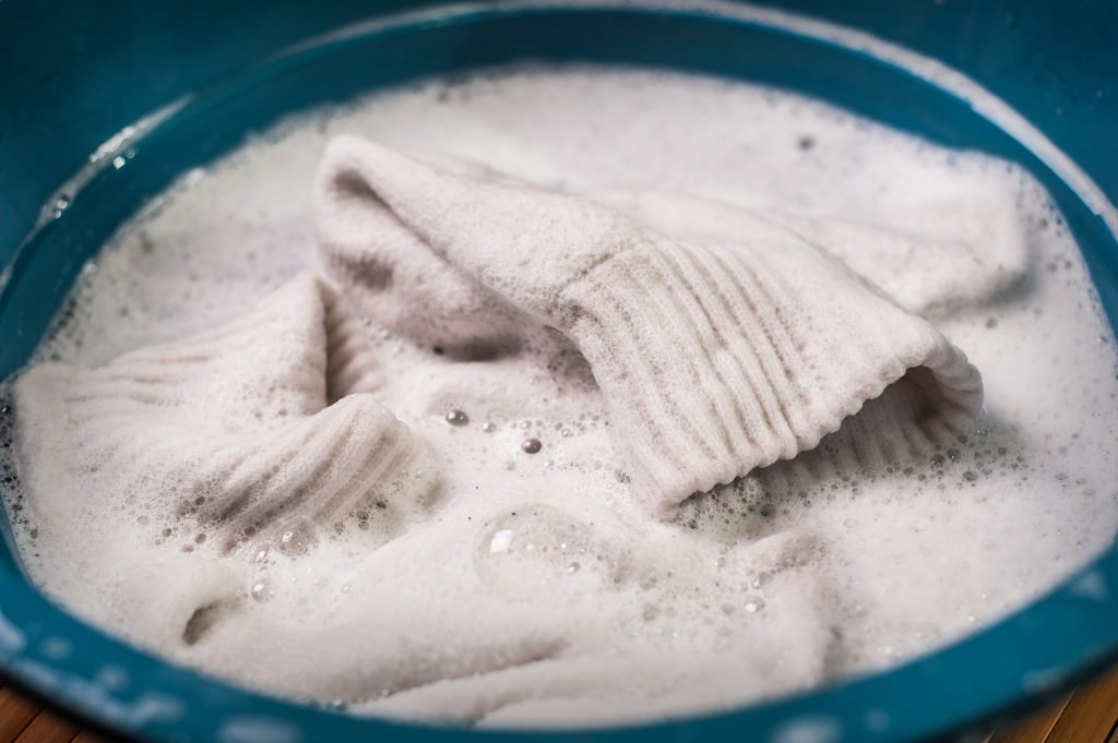 Comment nettoyer une baignoire ou une douche avec du liquide vaisselle