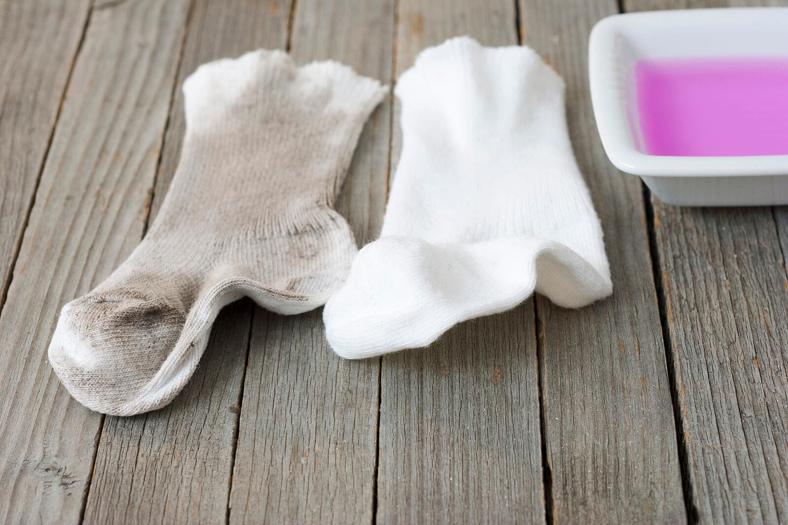 Vergleich von schmutzigen Socken und gereinigten Socken