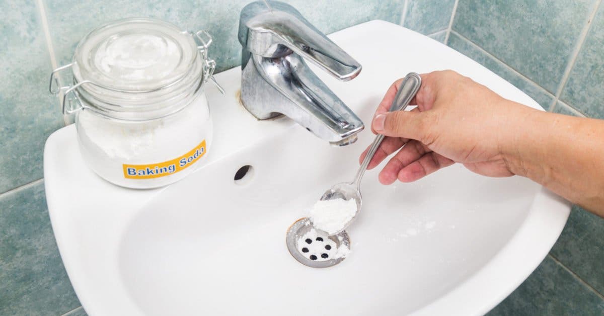 Comment déboucher le lavabo de la salle de bain sans produits