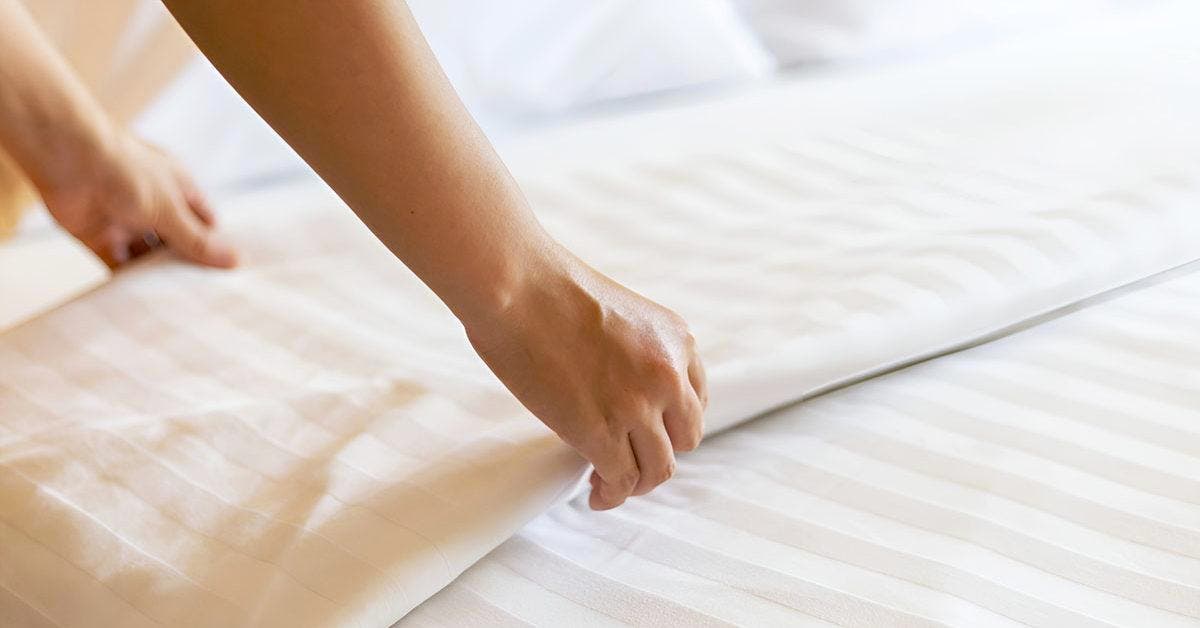 Comment défroisser des draps sans fer à repasser