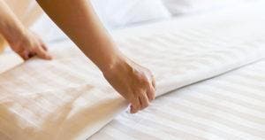 Comment défroisser des draps sans fer à repasser