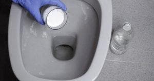Comment éliminer les incrustations de saleté sur les sanitaires avec du bicarbonate