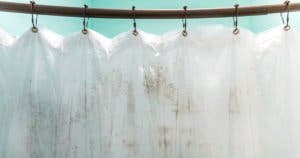 Comment eliminer les moisissures des rideaux de douche