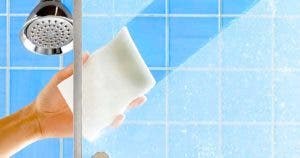 Comment éliminer les traces de calcaire des parois de la douche en 2 minutes001
