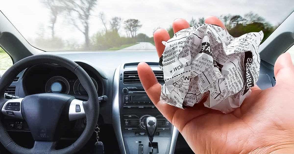 Comment enlever la buée des vitres de la voiture avec une boule de papier journal011