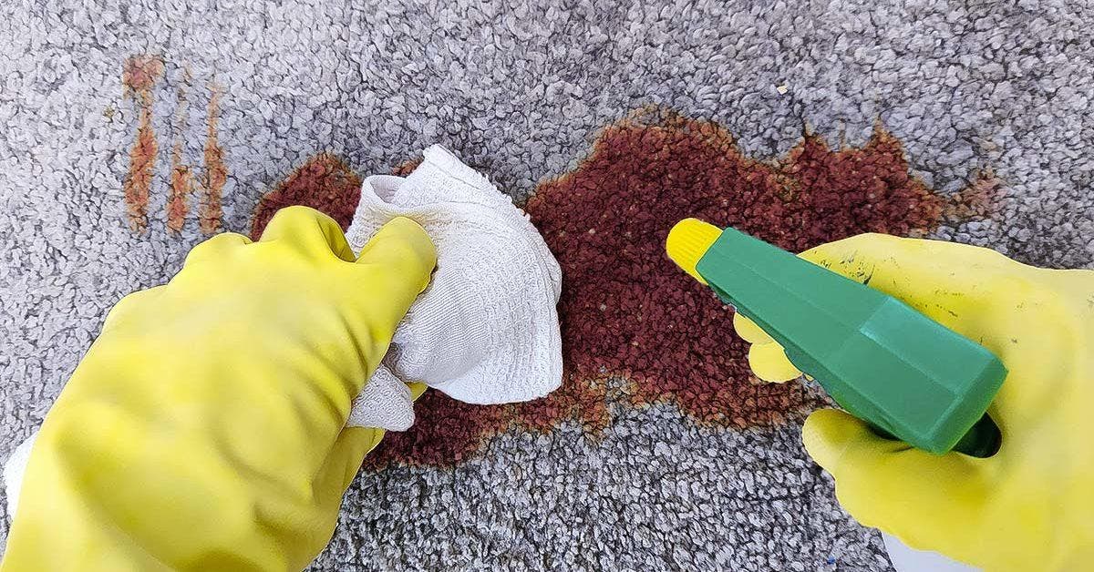 Comment enlever les taches tenaces sur les tapis