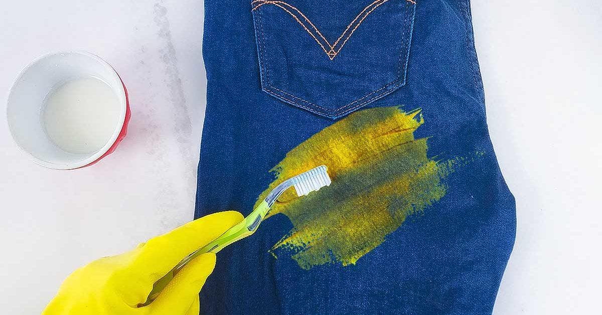 Taches de peinture sur un vêtement : 5 astuces pour les enlever