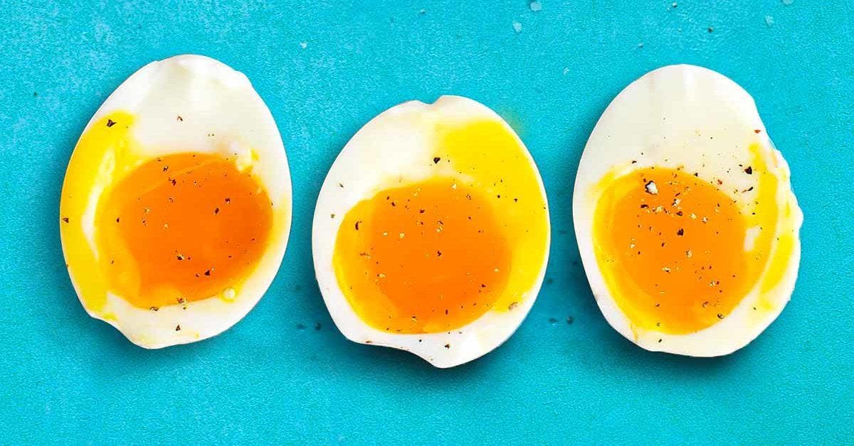 Comment faire cuire un œuf mollet parfait _ Le jaune reste liquide grâce à une astuce simple_