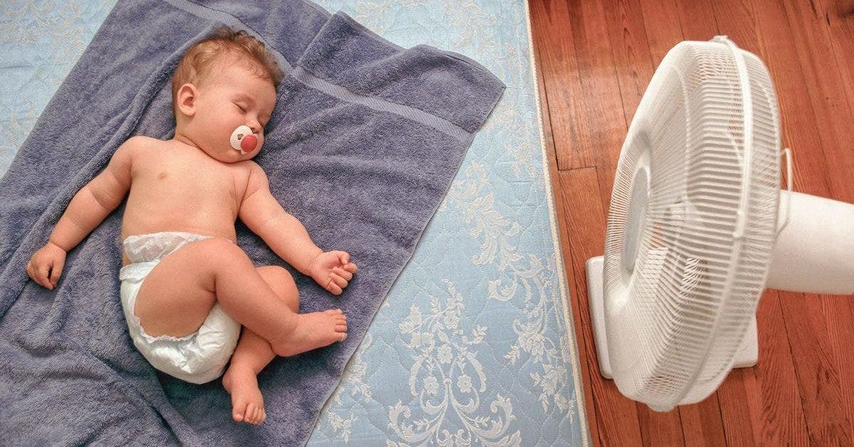 Comment garder les bébés au frais pendant la canicule - et pourquoi vous ne devriez jamais couvrir une poussette