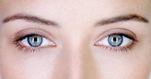 Comment illuminer le contour des yeux avec des blancs d'oeufs