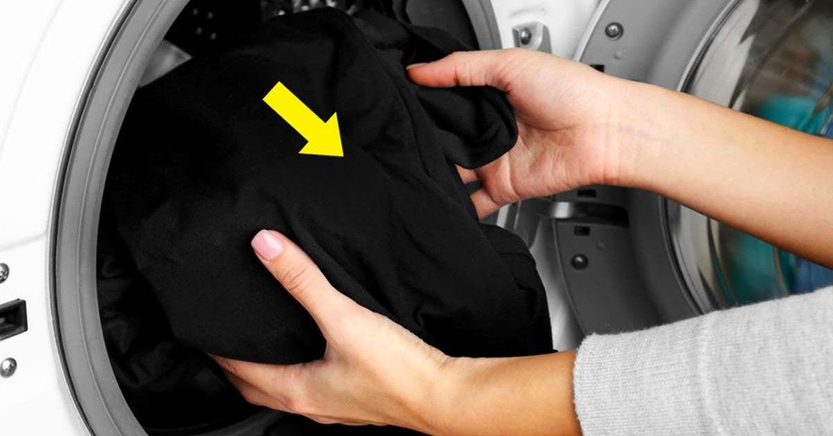 C’est le moment de passer vos vêtements noirs au lave-linge et vous vous demandez comment faire pour préserver la couleur et ne pas l’abîmer. Faut-il utiliser un adoucissant ou un assouplissant ? Est-ce qu’il faut les mettre au sèche-linge ? Découvrez les réponses à vos questions et les astuces pour garder vos vêtements noirs impeccables ! Quelles sont les 8 astuces pour laver vos vêtements noirs ? Si vous n’avez surtout pas envie de voir vos vêtements noirs devenir gris à force de les passer à la machine, voici les choses à savoir pour les laver correctement et éviter la décoloration de vos habits noirs préférés ! https://www.wikihow.com/images/0/0a/Soak-Clothes-Step-13-Version-3.jpg Légende : T-shirt et pulls noirs - Source : WikiHow 1) Choisissez la bonne température de lavage Si vous devez passer vos vêtements noirs au lavage, le choix de la température est très important. Ne les lavez surtout pas à une température élevée, et vérifiez les indications sur l’étiquette de vos vêtements. En général, la température recommandée pour le linge noir est un maximum de 30 ou 40 degrés. Si vous ne dépassez pas ces températures, vous garderez la couleur noire de vos vêtements, intacte sans l’atténuer ni l’abîmer. 2) Mettez les vêtements noirs à l’envers avant le lavage en machine C’est une astuce que vous ne connaissez peut-être pas et que vous pouvez utiliser avec tout votre linge, quelle que soit la couleur. Avant de passer vos vêtements à la machine à laver, prenez l’habitude de les mettre à l’envers pour que les frictions ne puissent pas casser les fibres, user votre linge et décolorer les vêtements. En les mettant à l’envers, ils s'usent de l’intérieur plutôt que de l’extérieur. Vous pouvez aussi ajouter du vinaigre blanc dans votre machine à laver une fois par mois. 3) Choisissez le cycle de lavage adapté https://www.thespruce.com/thmb/P1sSbrAK6OUf0fEl8Px9eIDbYeE=/1500x1000/filters:no_upscale():max_bytes(150000):strip_icc()/how-to-select-the-correct-cycle-2145866-04-54a22f92935645008e17318ec55616d8.jpg Légende : Cycles de lavage délicat - Source : The Spruce Vous vous perdez toujours au moment de choisir un cycle de lavage ? Entre le cycle long, le cycle délicat ou encore le cycle court, une haute ou une basse température, c’est souvent un casse-tête ! Si vous avez une machine qui vous propose un programme spécial pour le linge foncé ou noir, la tâche est simple. Mais si ce n’est pas le cas, vous feriez mieux de choisir un cycle pour linge délicat ou un cycle court pour éviter d’abîmer les fibres et pour protéger la couleur noire de vos vêtements. La température a aussi son rôle à jouer puisque les fibres peuvent se relâcher si la température est trop haute : préférez un lavage à basse température avec une lessive liquide au lieu d’une lessive en poudre, qui se dissoudrait mal. Au moment de l’essorage, faites-le doucement pour ne pas abîmer le vêtement. 4) Vérifiez les poches de vos vêtements Adoptez ce geste avant de passer vos vêtements à la machine si vous ne voulez pas faire de dégâts ! Vérifiez toujours les poches de vos vêtements avant les lavages, que ce soit avec les vêtements noirs ou avec les vêtements blancs ou de couleur. Si vous oubliez un mouchoir dans une poche, vous passerez un bon bout de temps à essayer de retirer les morceaux collés au tissu et vous allez abîmer vos vêtements. 5) N’utilisez pas de sèche-linge La chaleur peut abîmer vos vêtements noirs, alors évitez de les passer au sèche-linge. Etendez-les et évitez de les laisser sécher en plein soleil pour qu’ils gardent leur couleur et ne se décolorent pas. Laissez sécher vos vêtements sur un étendoir sur votre balcon, et pensez aussi à les retourner à l’envers pour préserver encore mieux l’intensité de la couleur. 6) Utilisez la bonne lessive Pour gagner vos vêtements noirs en parfait état et préserver leur couleur, vous feriez mieux de choisir une lessive spéciale pour le linge noir. Elle permet de ne pas endommager l’intensité de la couleur et fixe comme il faut la couleur de votre vêtement pendant le cycle de lavage. La lessive spéciale pour vêtements noirs protège et permet à la couleur de durer plus longtemps. 7) Faites des machines de linge foncé https://cf.ltkcdn.net/cleaning/images/orig/264879-2053x1369-laundry.jpg Légende : Laver ses vêtements - Source : Cleaning LoveToKnow Quand vous voulez passer vos vêtements à la machine ou votre linge de maison, il vaut toujours mieux laver séparément vos vêtements sales en fonction des couleurs. Séparez les couleurs foncées des couleurs claires pour éviter les taches et les éventuels dégâts sur vos vêtements. Parfois, certains vêtements noirs nécessitent un lavage à la main, notamment lorsqu’ils sont délicats. 8) N’utilisez pas de détachant pour enlever les taches Pour éviter de décolorer le tissu de vos vêtements noirs, évitez d’utiliser un détachant pour retirer des taches. Vous pouvez simplement utiliser un chiffon humide et trempez le dans du thé puis frottez la partie du tissu à détacher pour éviter que des taches blanches se forment sur votre vêtement. Pour garder votre vêtement noir impeccable et que sa couleur reste éclatante, il suffit de respecter ces astuces et ces règles de lavage. Vous garderez ainsi intacte la pièce maîtresse de votre dressing !