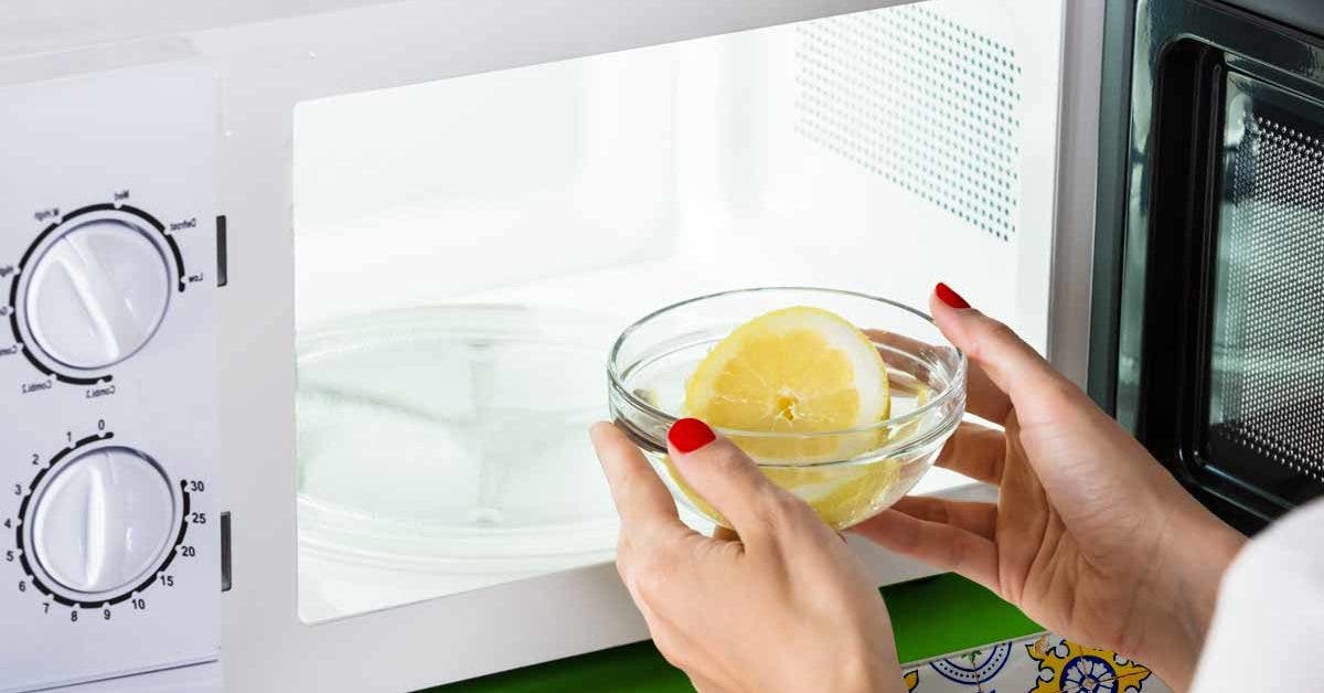 Comment nettoyer le micro-ondes de la graisse et de la saleté