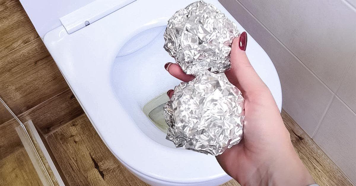Comment nettoyer le réservoir des toilettes avec du papier aluminum