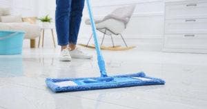 Comment nettoyer les sols en parquet, carrelage, lino et PVC